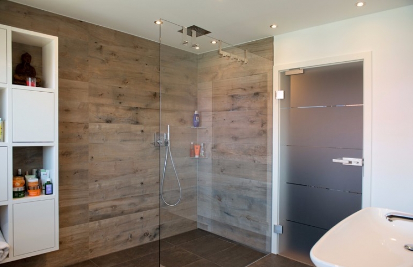 badmanufaktur-nuernberg-referenzen-badsanierung-holzfliesen-01