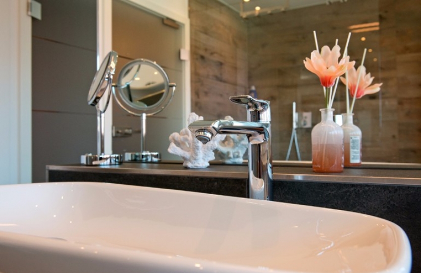 badmanufaktur-nuernberg-referenzen-badsanierung-holzfliesen-07