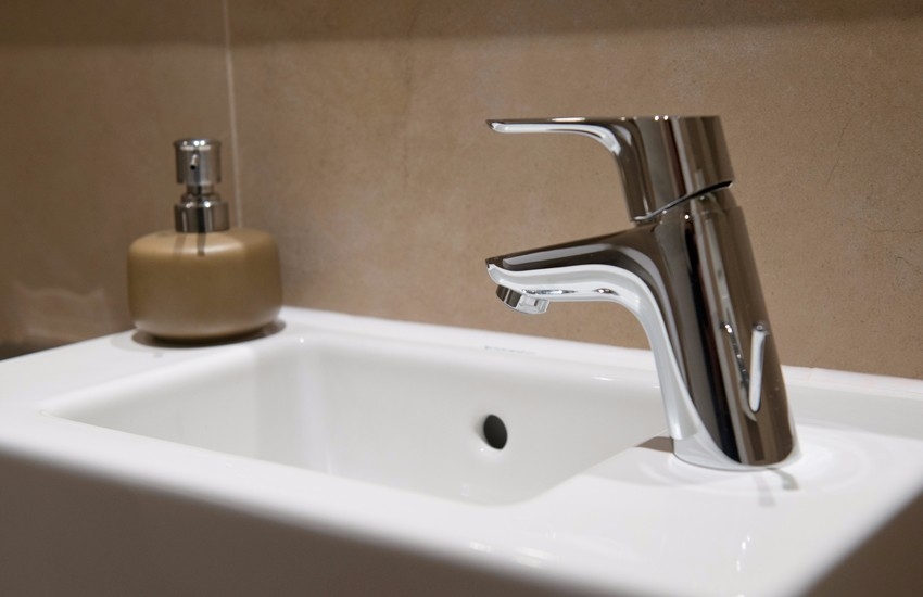 badmanufaktur-nuernberg-referenzen-badsanierung-natursteinverblender-01