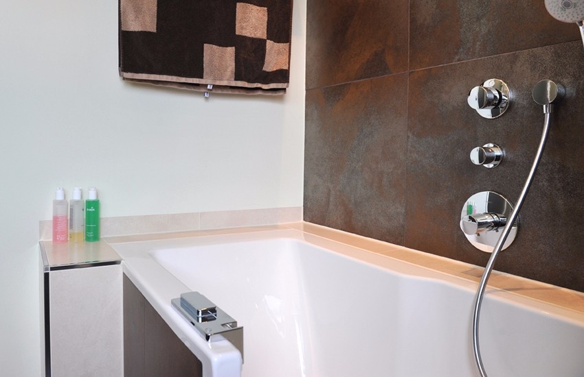 badmanufaktur-nuernberg-referenzen-badsanierung-rostfliesen-07